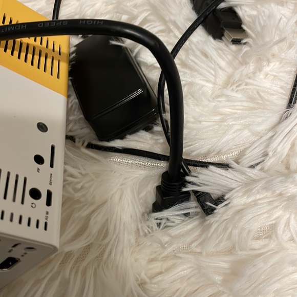 LED Projector - Picture 3 of 3